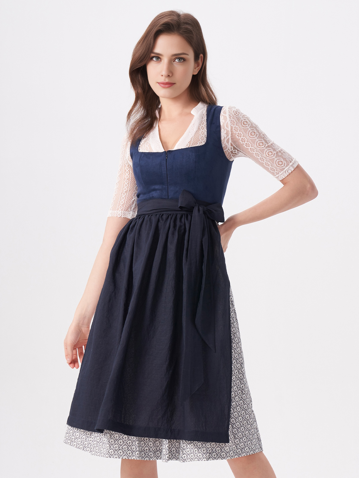 Modernes Dirndl in hellblau mit figurbetonter Taille
