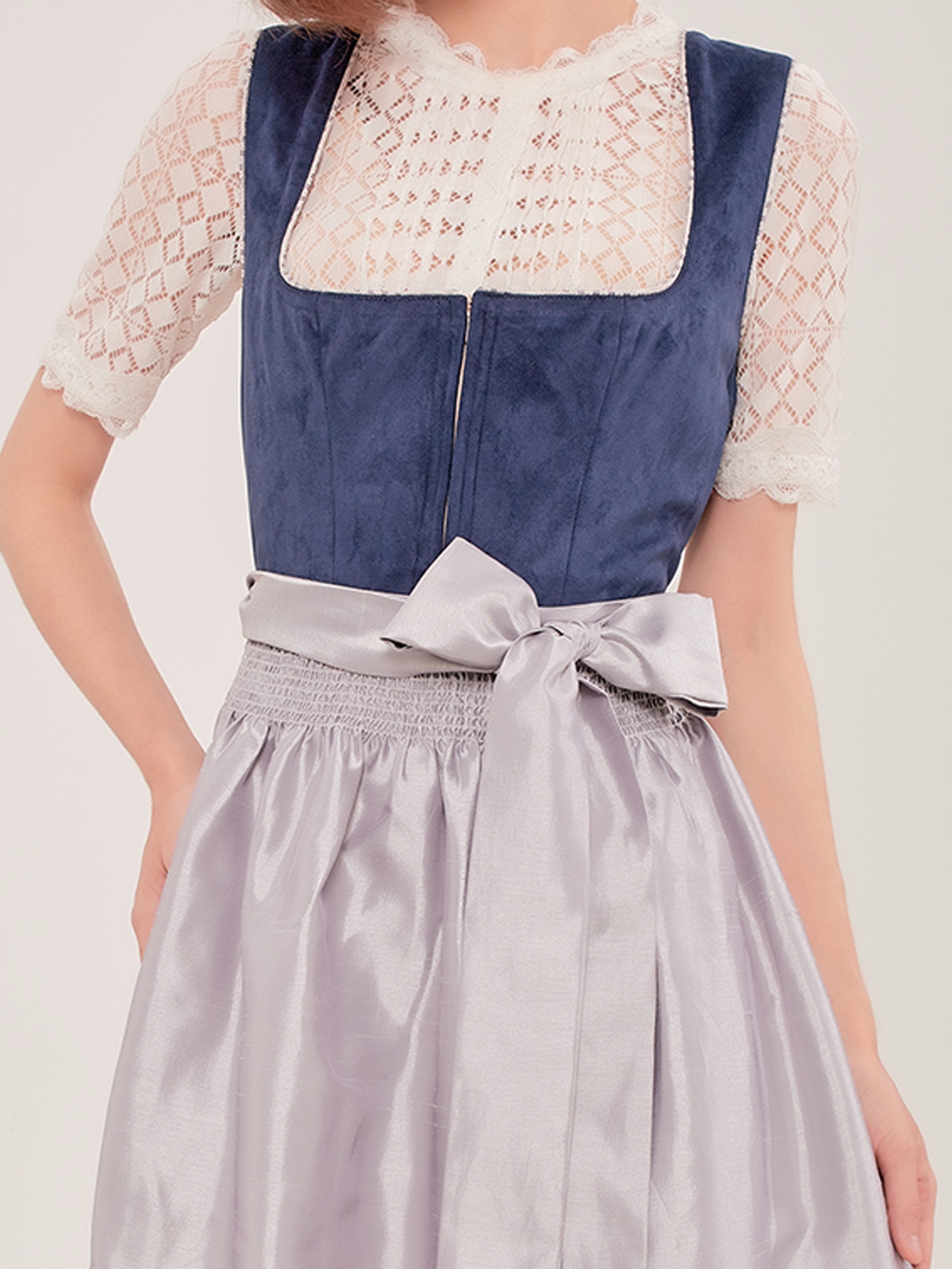 Ein blaues Dirndl mit floralen Details