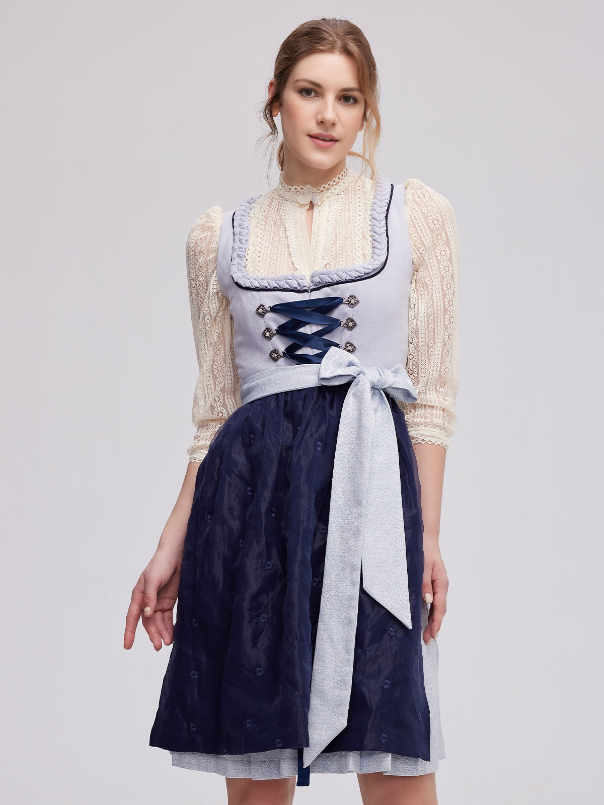 Modernes Dirndl in Blau mit hochgeschlossener Spitzenbluse