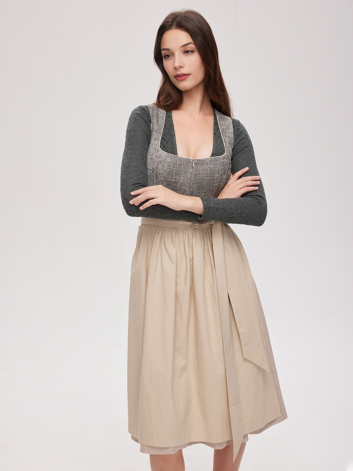 Modernes Dirndl in Grün – perfekt für den urbanen Look