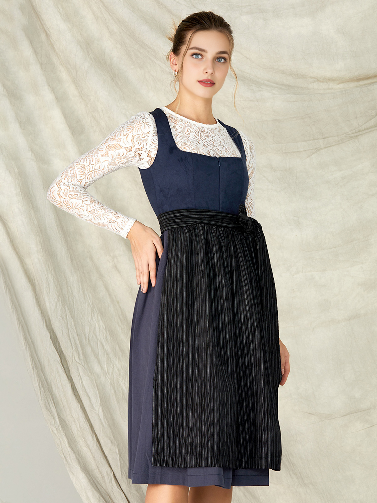 Dirndl in Blau und Schwarz