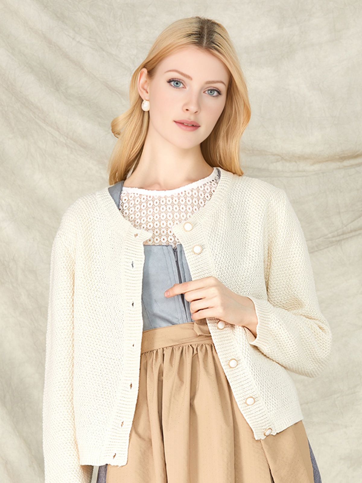 Dirndl-Styling mit weißer Bluse