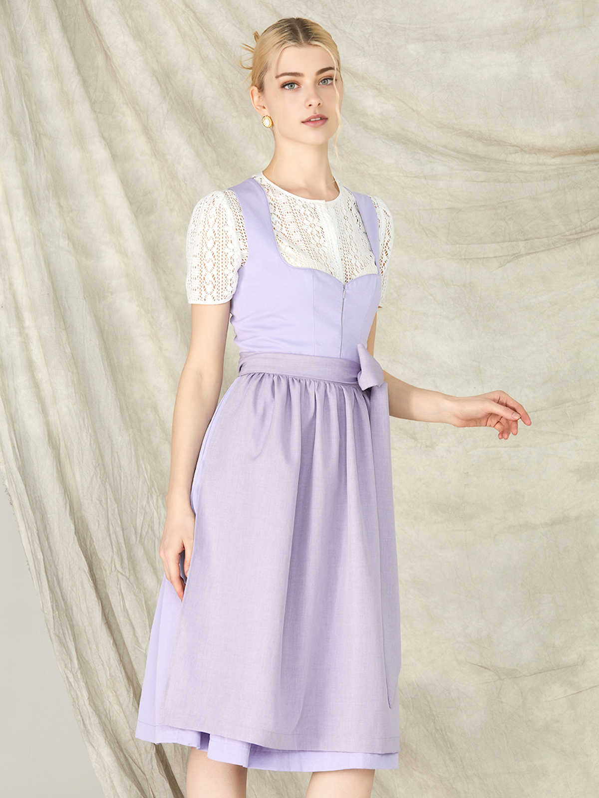 Dirndl Bluse in Lila – Eleganz mit modernem Twist