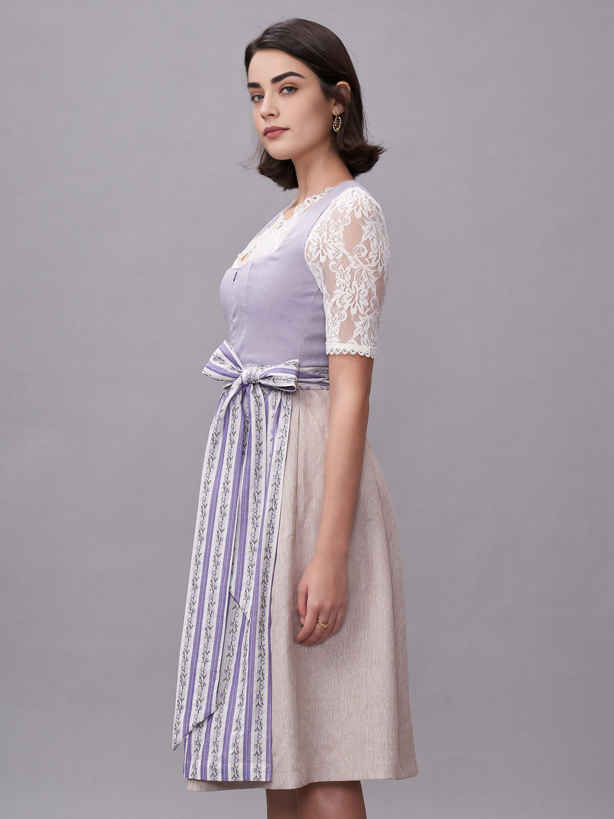 Modernes Dirndl in Lila – perfekt für den urbanen Look