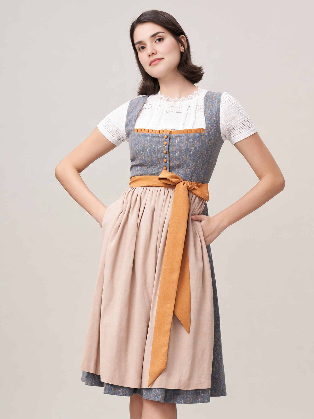 Moderne Dirndl Bluse in Blau mit Spitzenverzierung