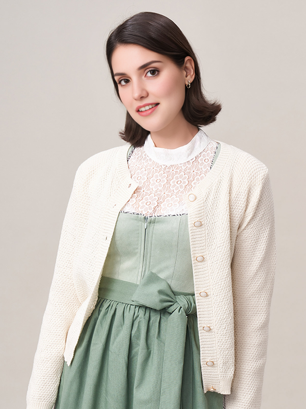 Ein elegantes Dirndl Mini in Weiß mit traditioneller Stickerei