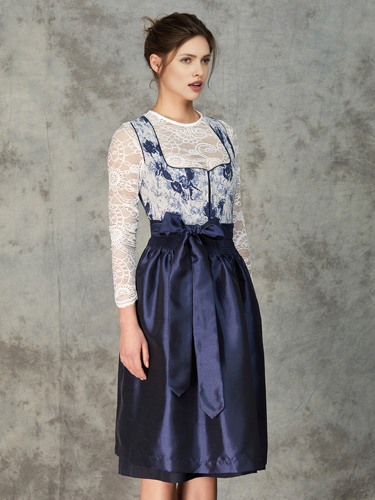 Modernes Dirndl in Blau