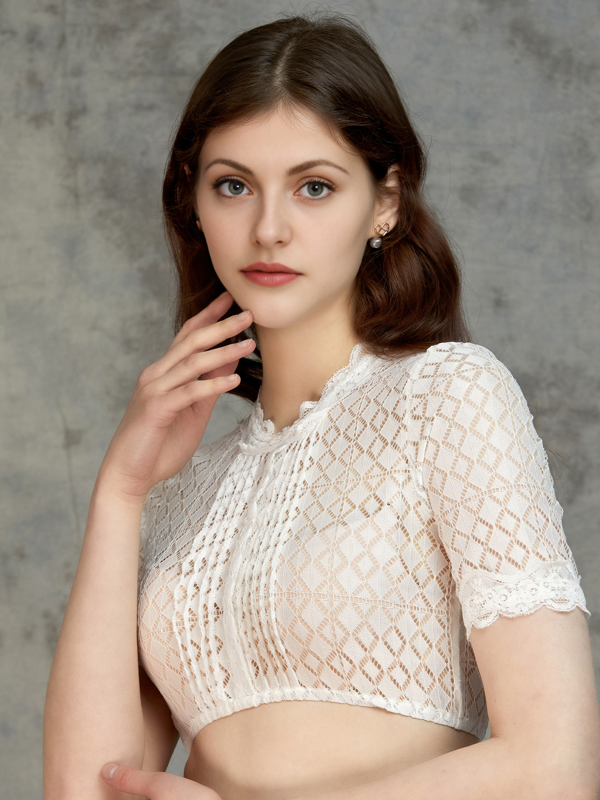 Modernes Dirndl mit Ausschnitt