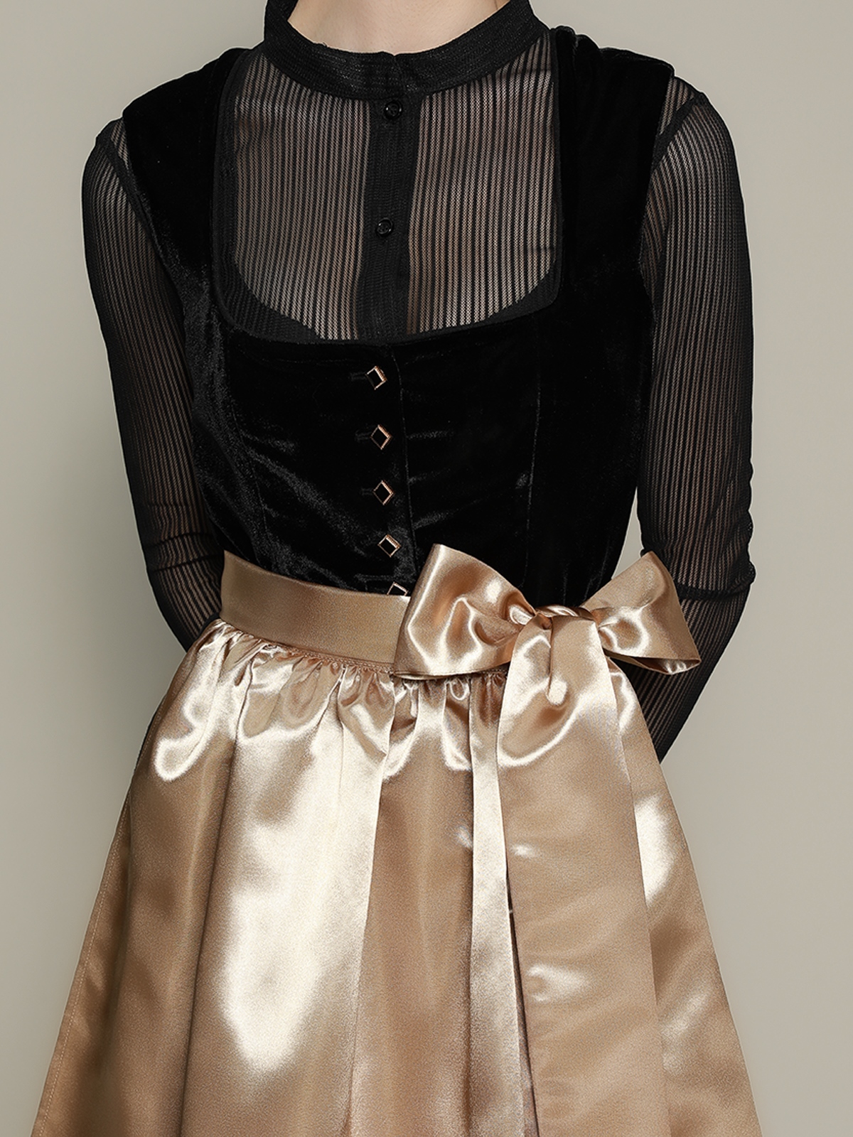 Dirndl in Schwarz mit eleganter Bluse