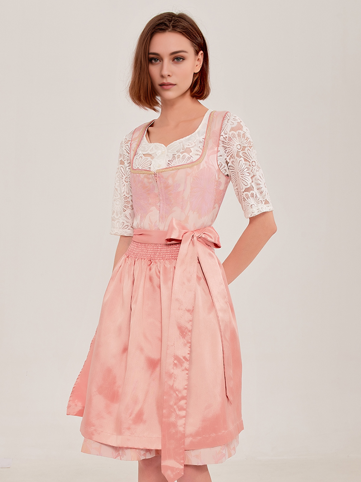 Modernes Dirndl in Rosa mit figurbetonter Corsage