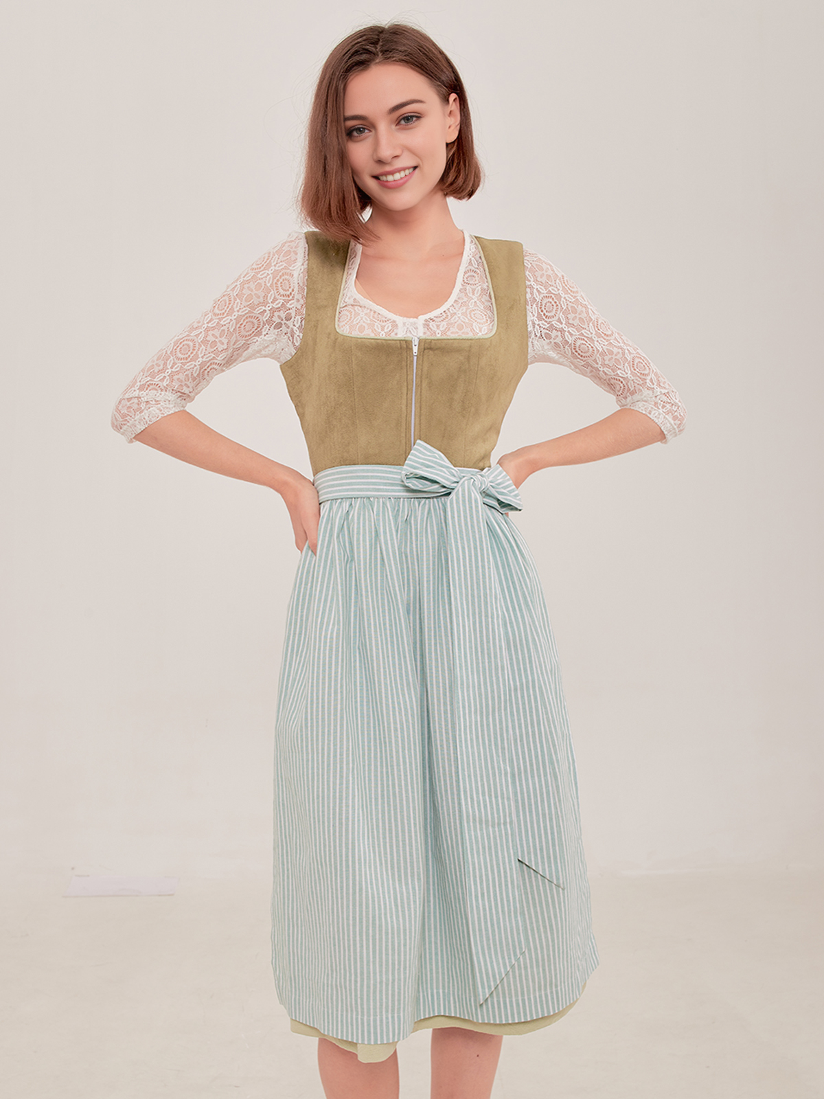 Ein elegantes braun Dirndl mit floralen Stickereien