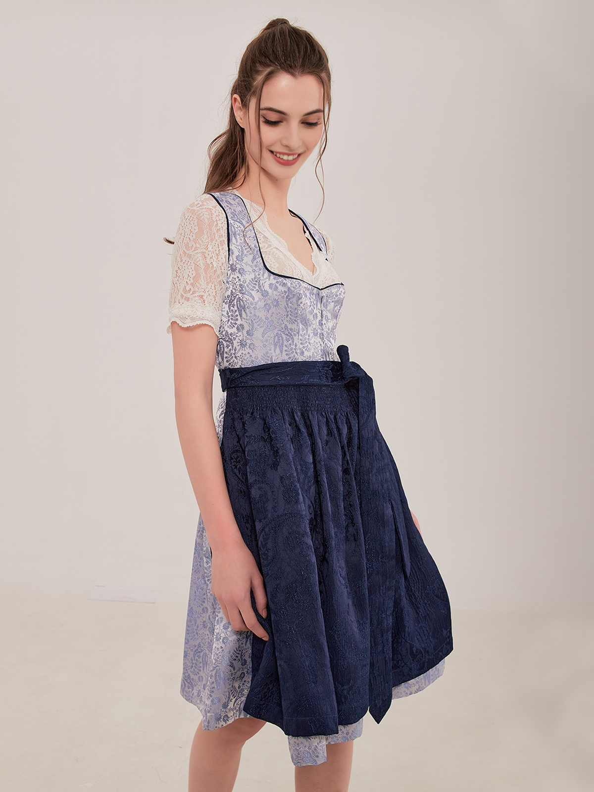 Dirndl in Rot und Grün
