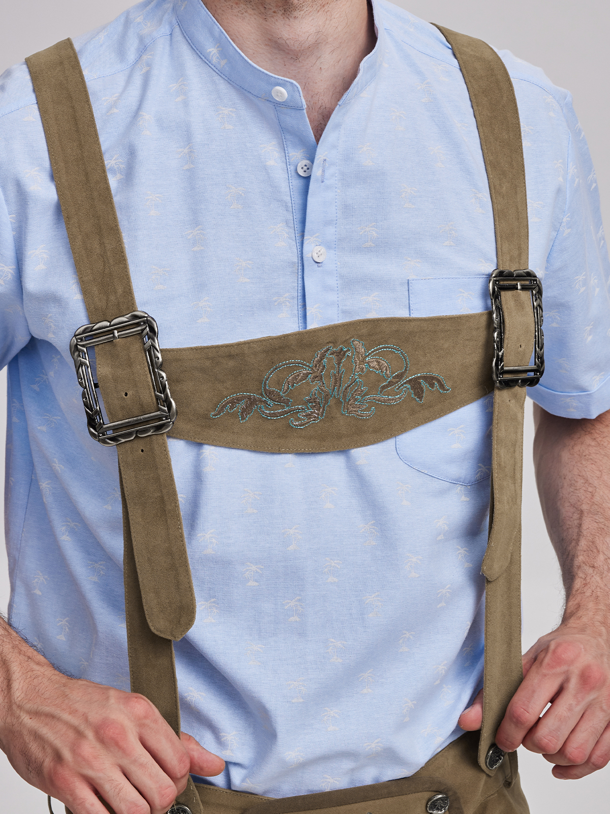 Moderne Dirndlbluse in Braun mit Spitzenapplikationen