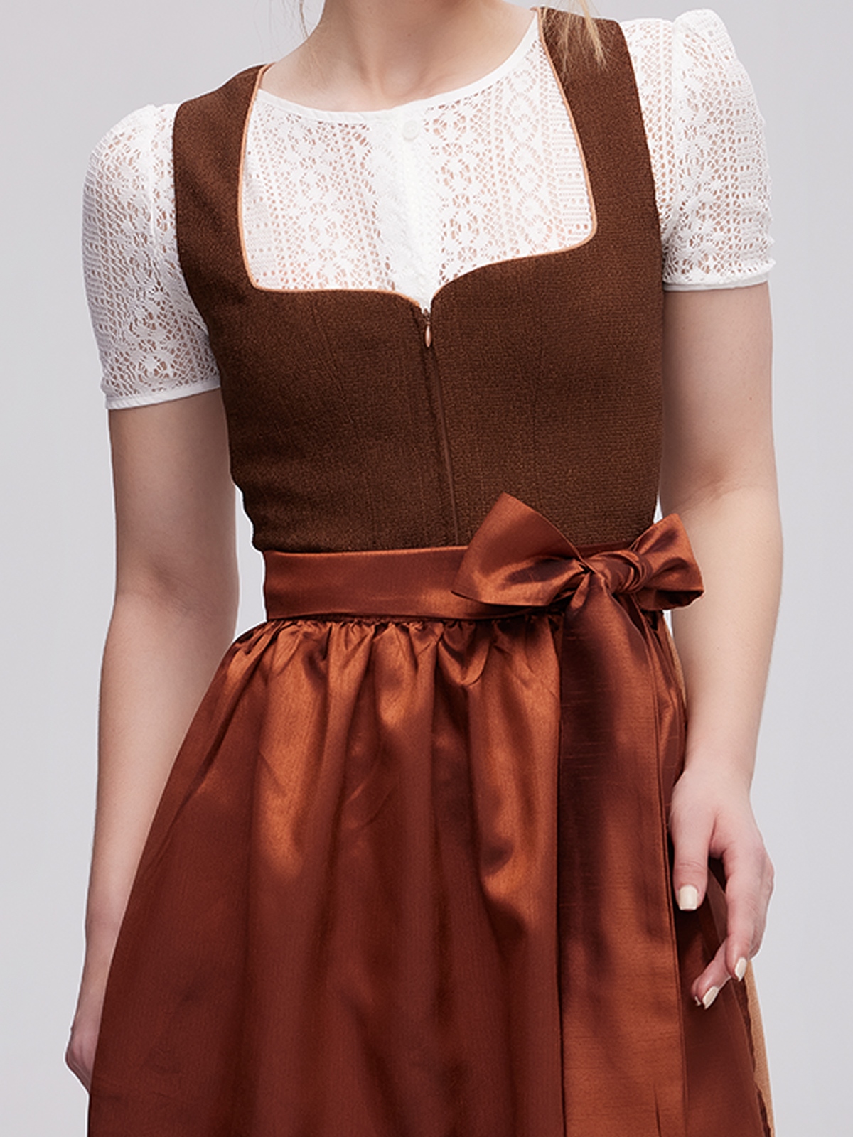 Dirndl mit Herzausschnitt in Braun