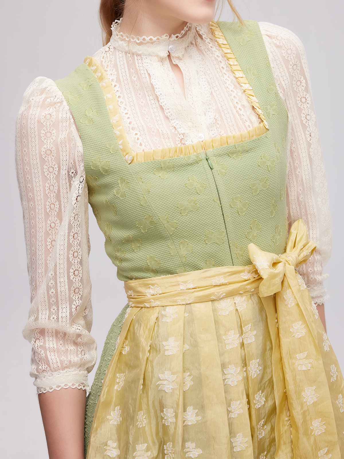 Modernes Dirndl in Grün