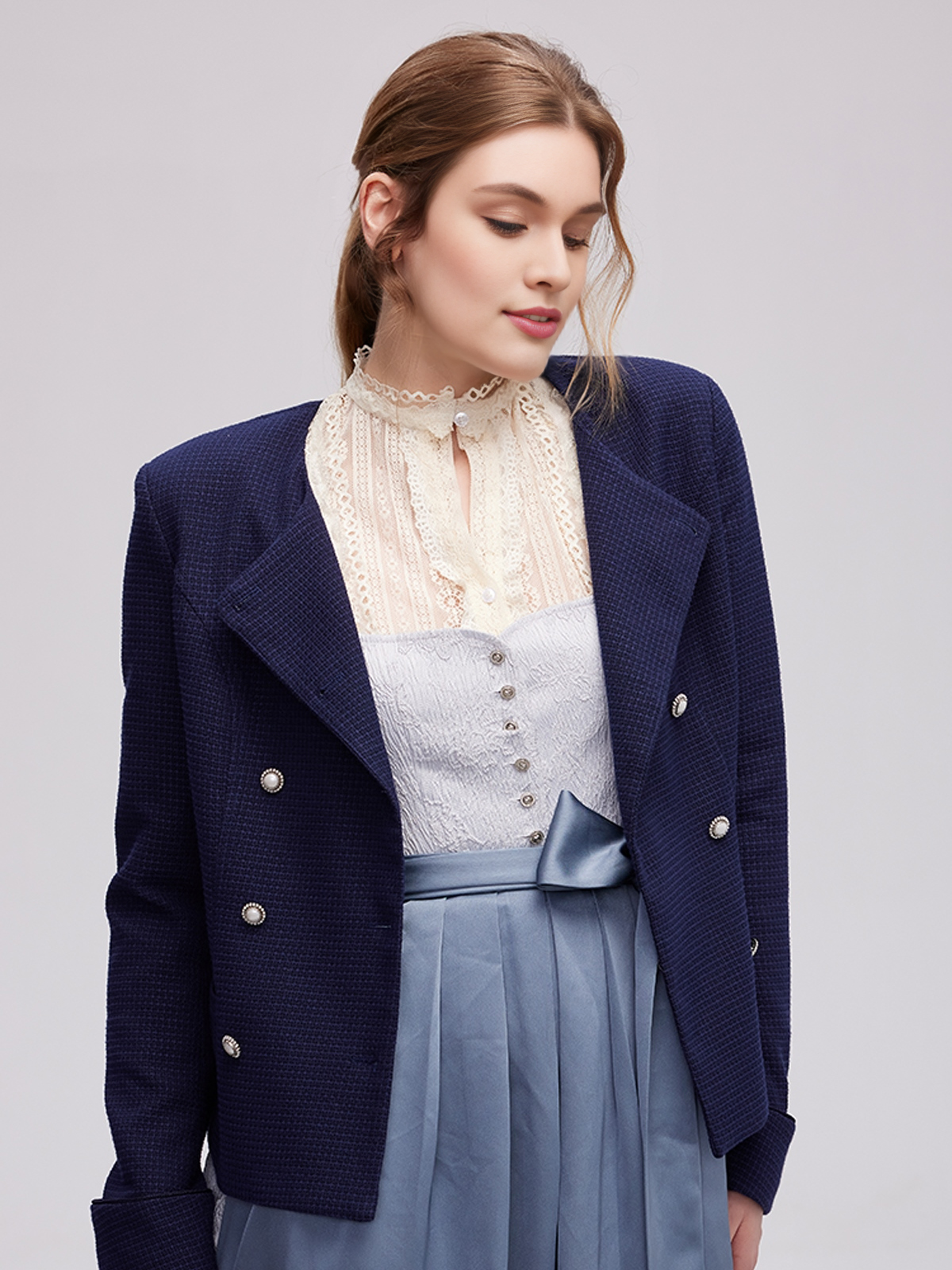 Modernes Dirndl mit blauer Jacke