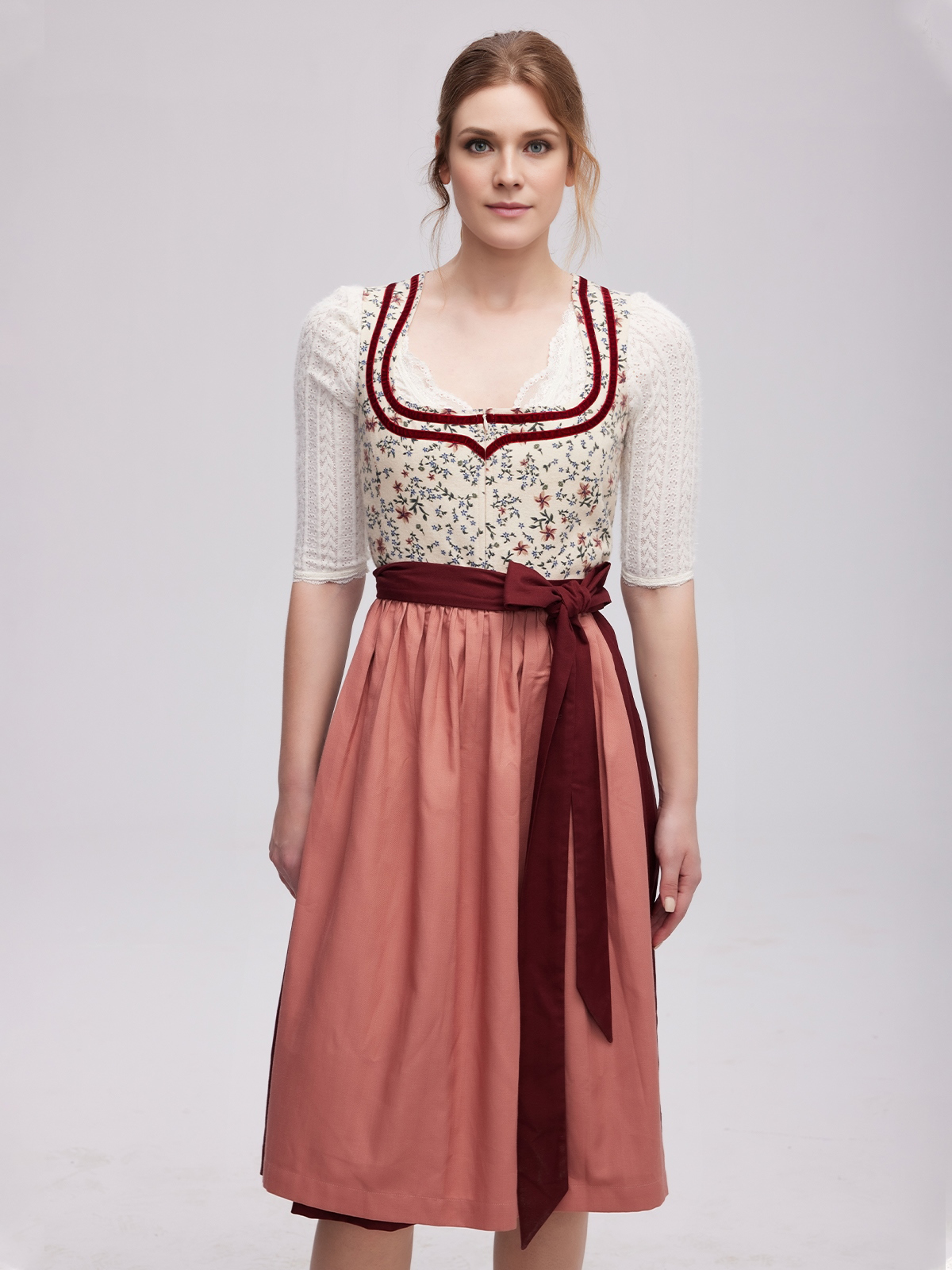 Traditionelles rotes Dirndl mit modernem Schnitt