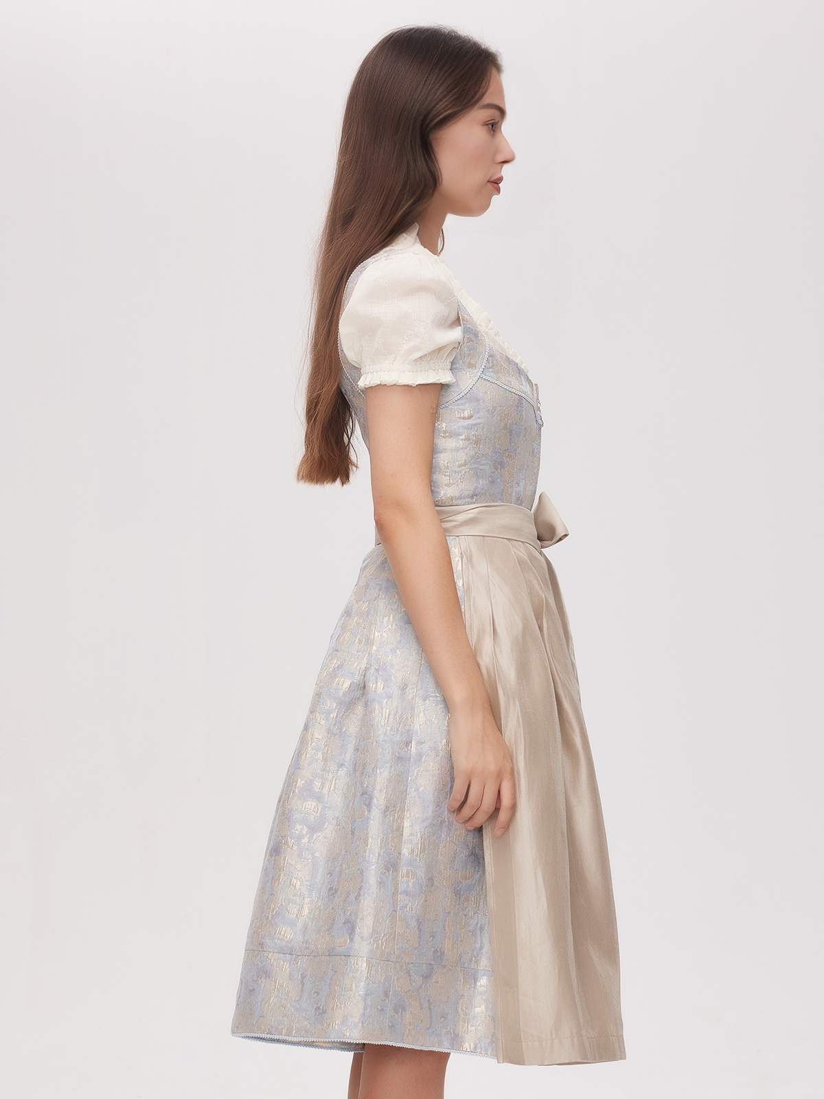 Ein elegantes grünes Dirndl mit Spitzenbluse