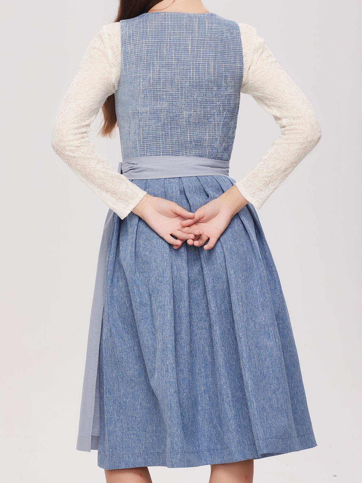 Dirndl in Blau mit floralen Details