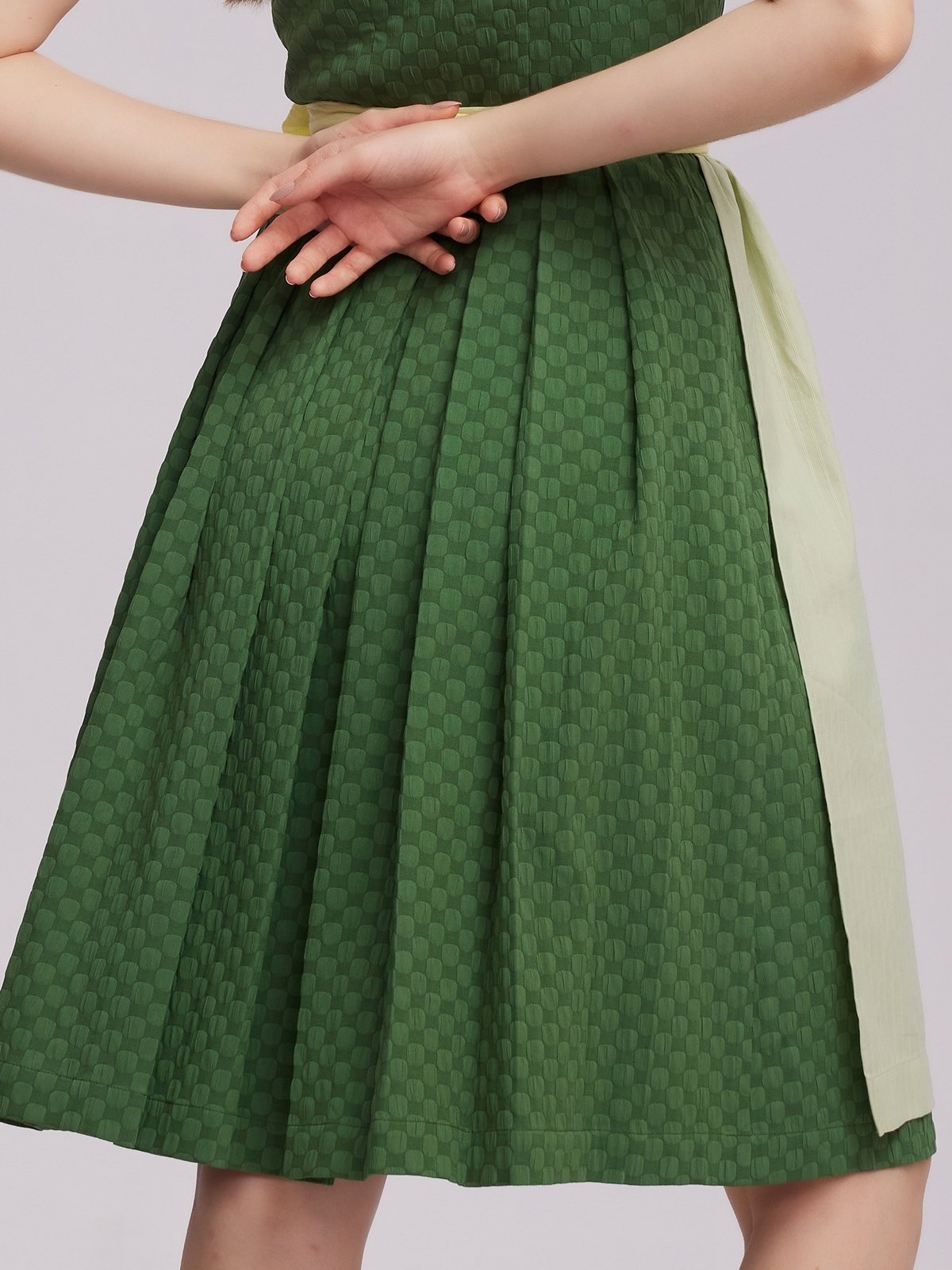 Modernes Dirndl in Grün