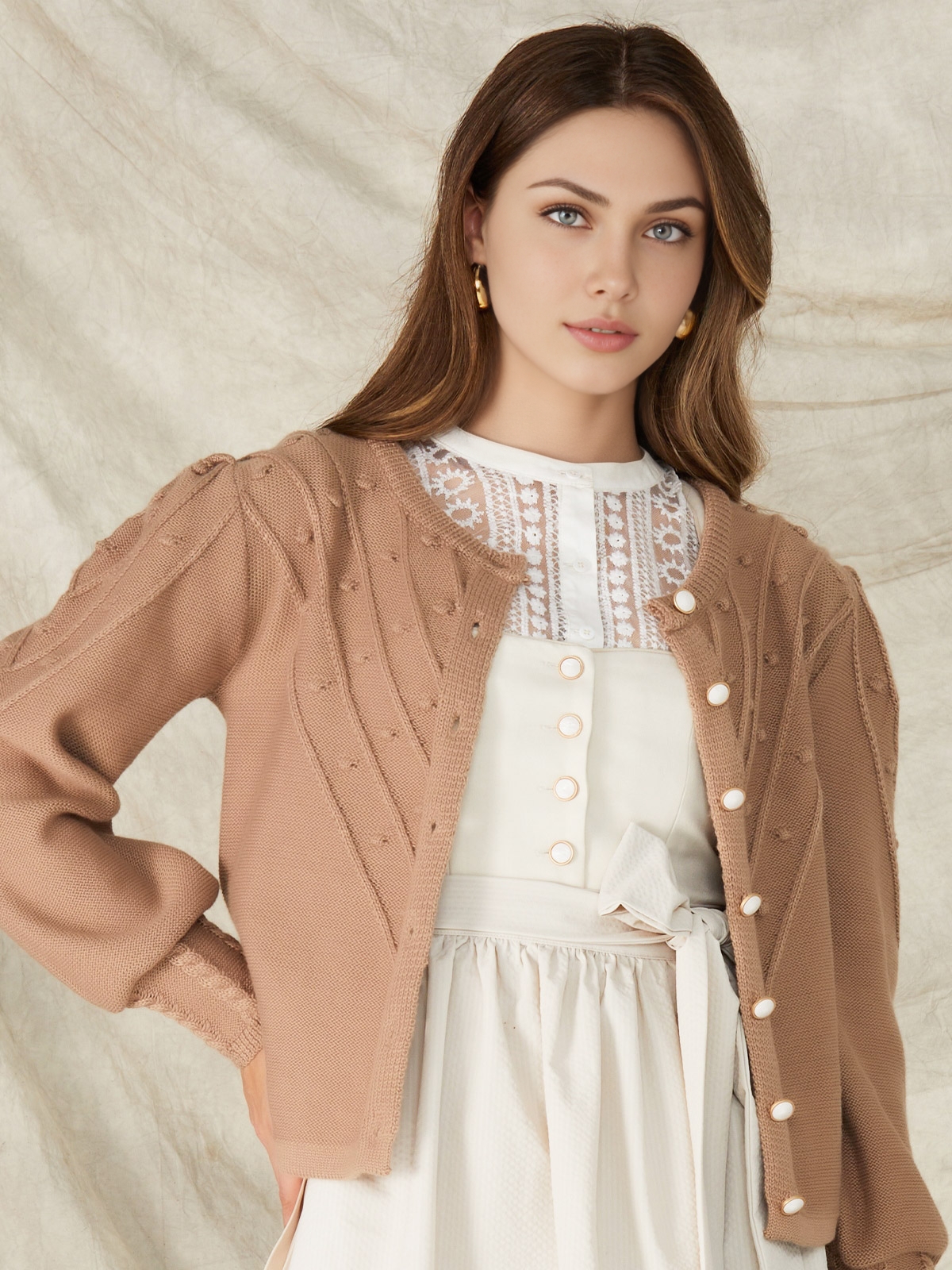 Dirndl mit kleiner Oberweite in Braun