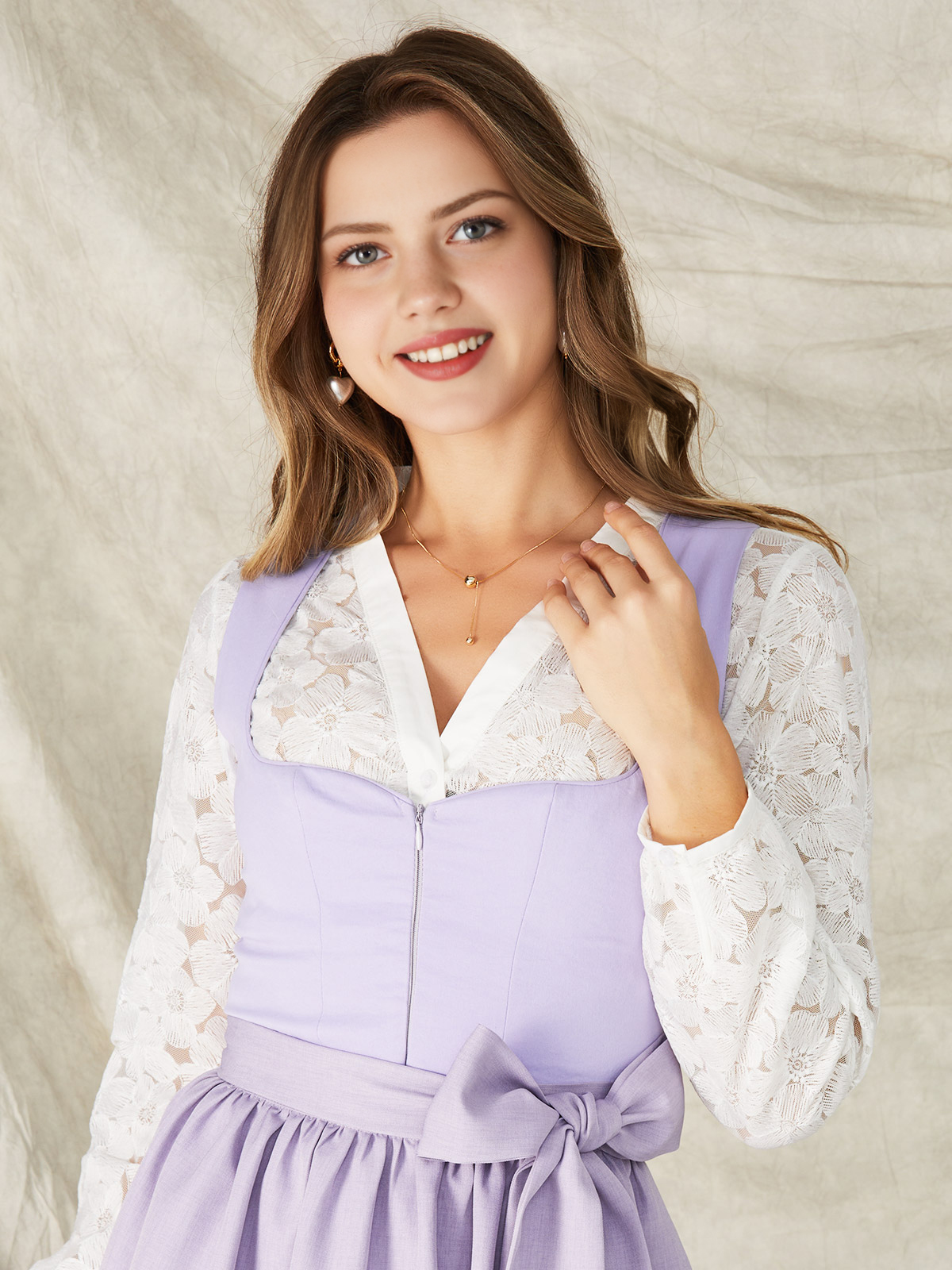 Elegantes Dirndl mit hochgeschlossener Spitzenbluse in Lila