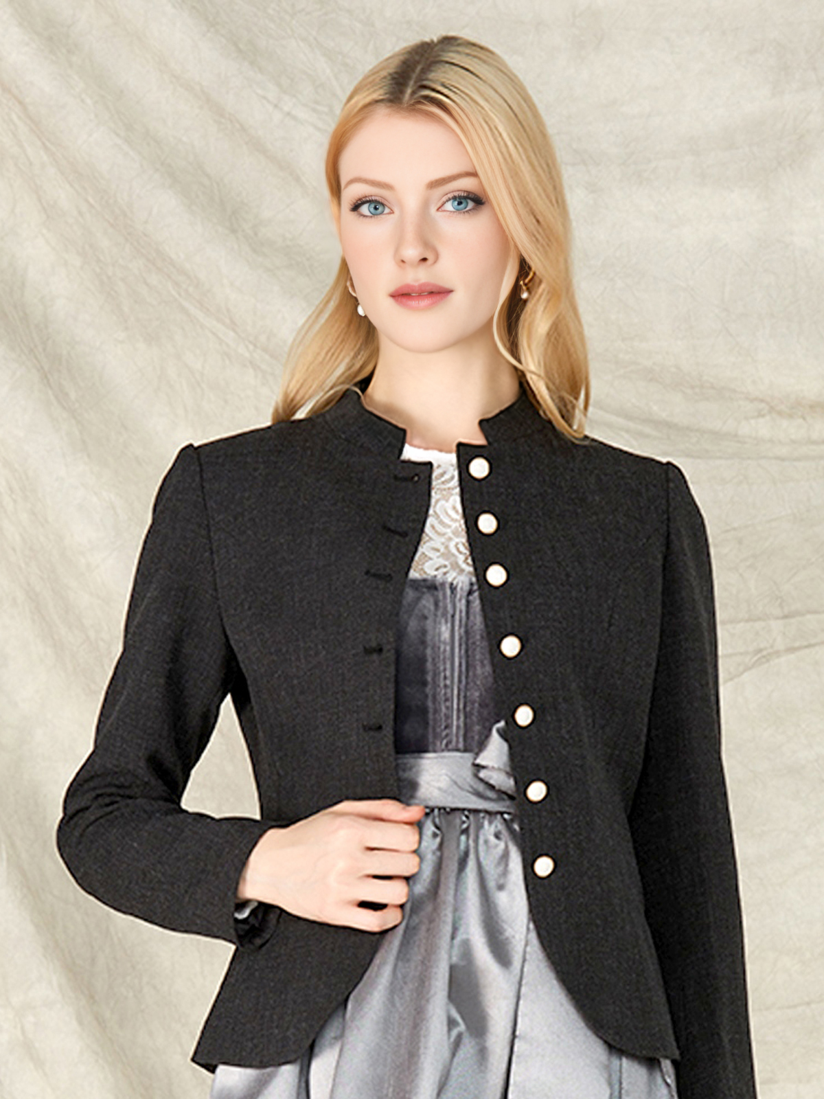 Dirndl Brombeerfarben mit eleganter Bluse