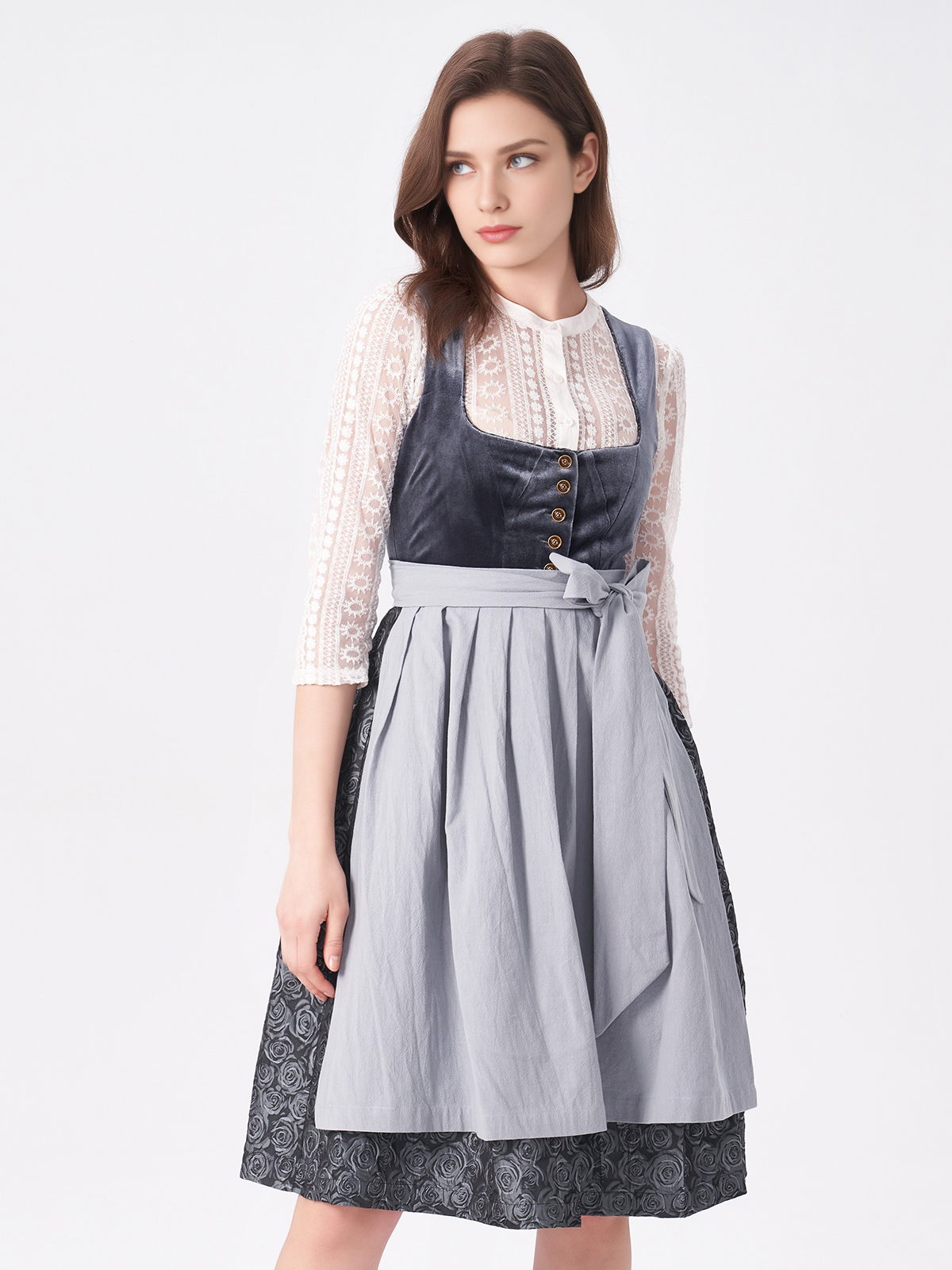 Dirndl in Blau mit traditioneller Stickerei