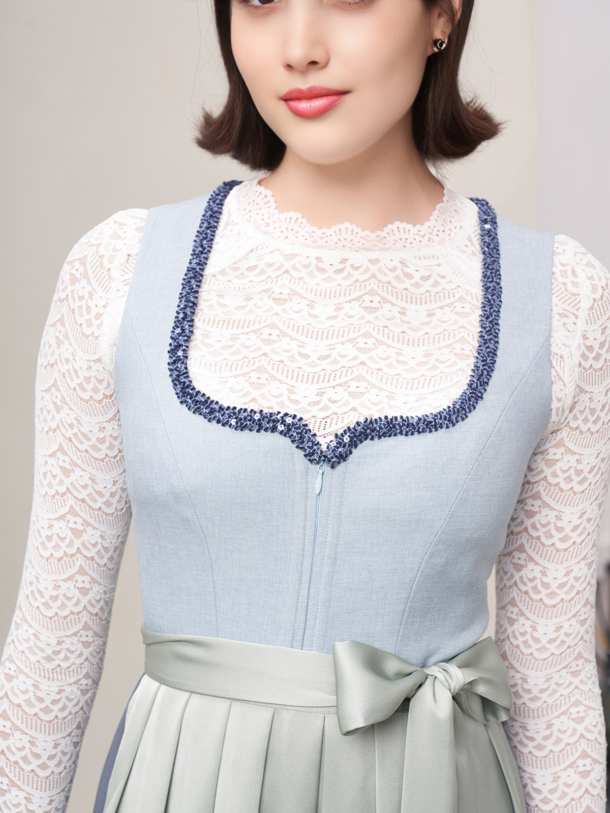 Elegante Langarm Dirndlbluse in Blau