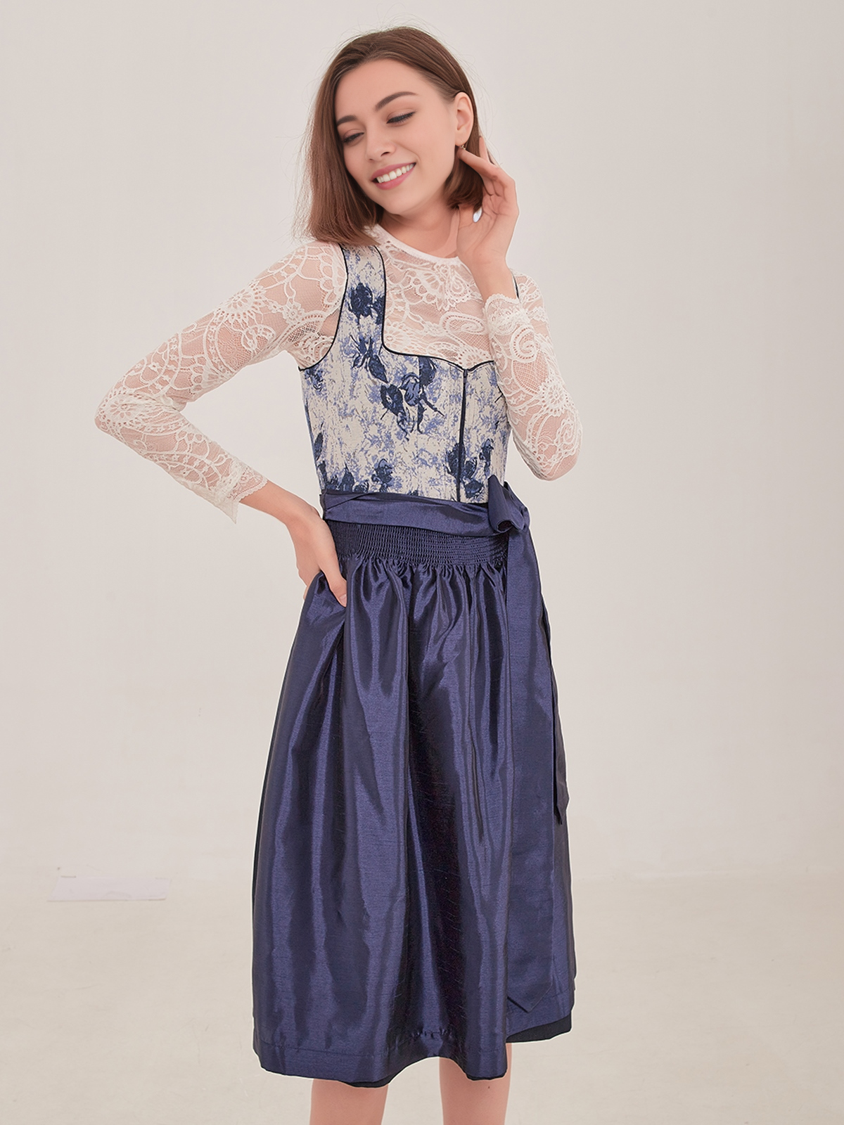Modernes blaues Dirndl mit schmeichelhaftem Schnitt