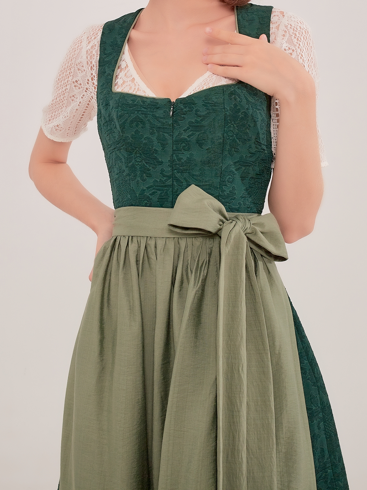 Dirndl in Grün mit traditionellem Schnitt