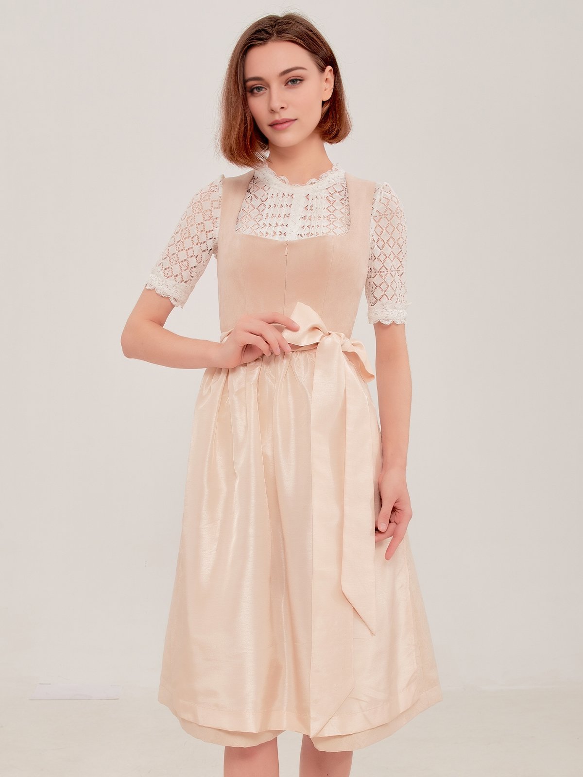 Dirndl in Beige mit roter Bluse – ein moderner Klassiker