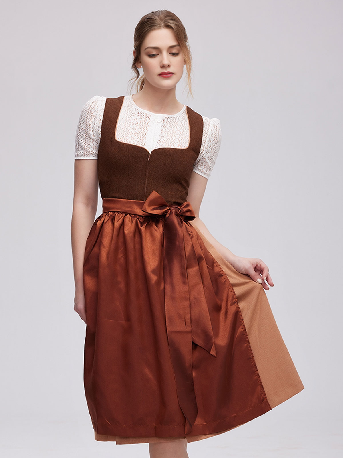 Modernes Dirndl in Braun mit floralen Details