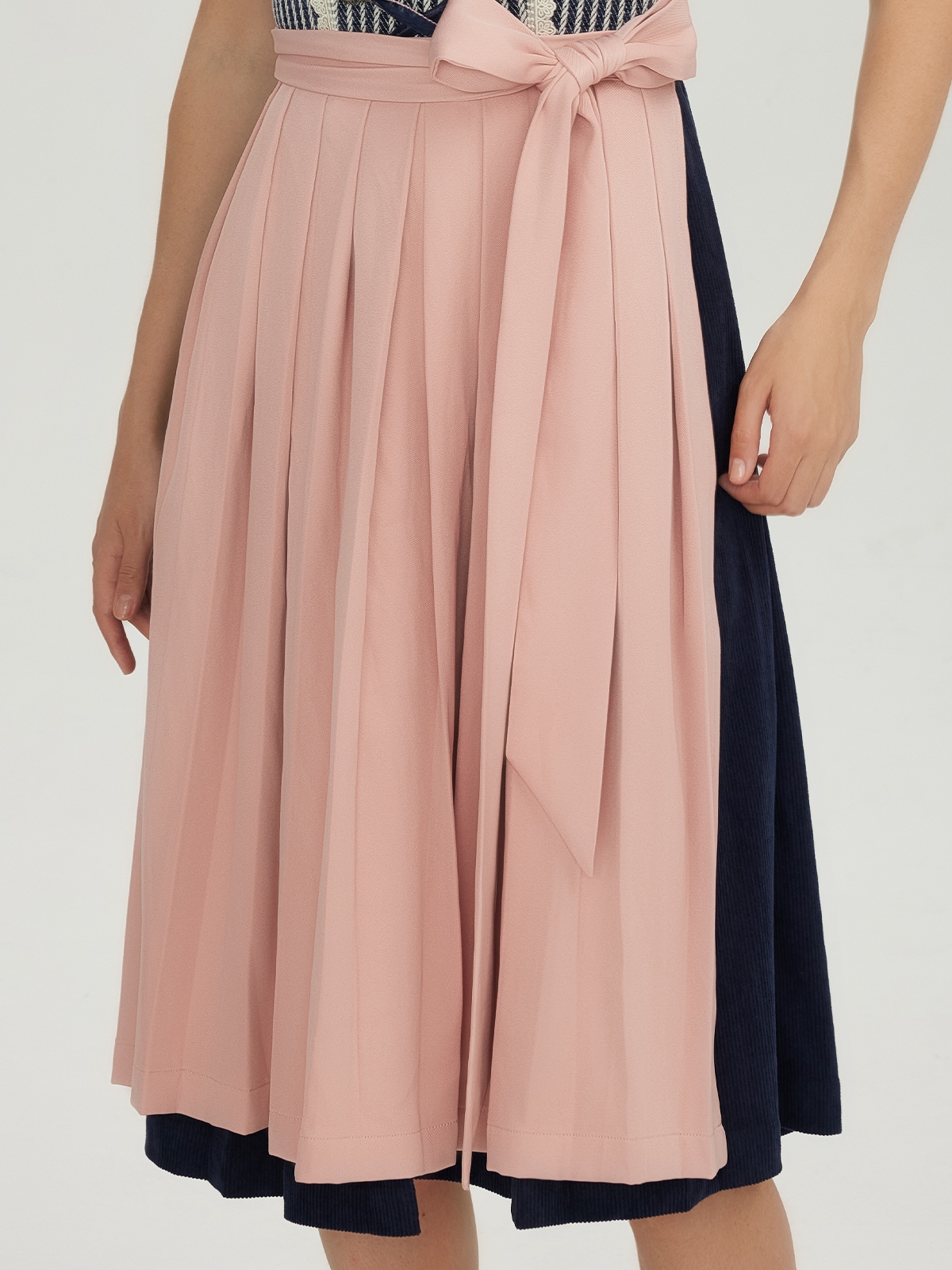 Dunkelgrünes Dirndl mit eleganter Schürze