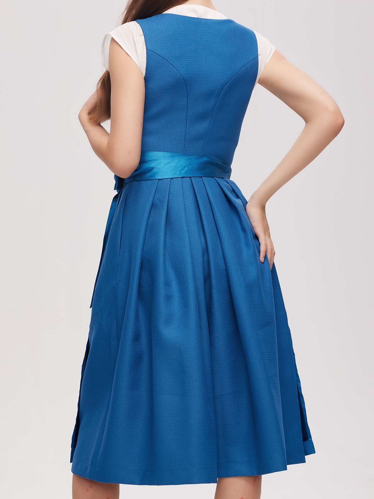 Blaues Dirndl mit eleganten Stickereien