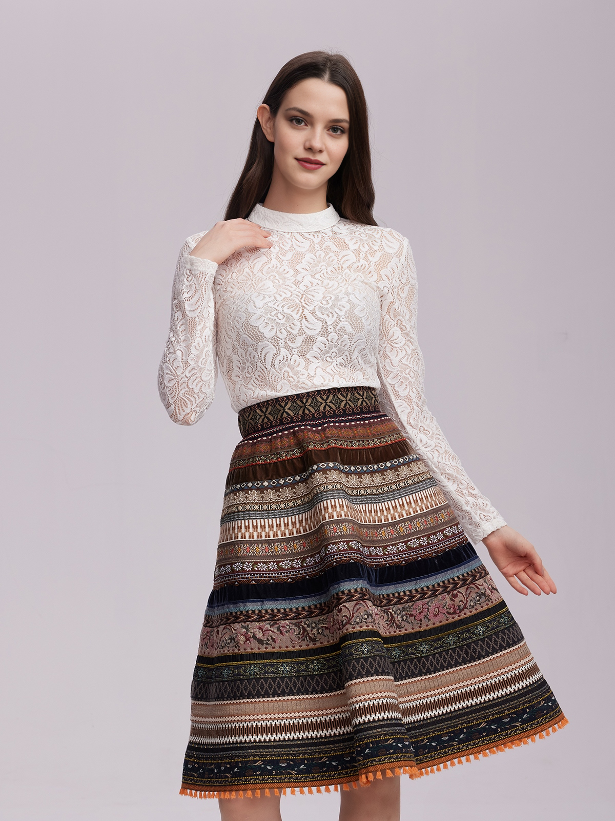 Ein elegantes rotes Samt-Dirndl mit feinen Stickereien