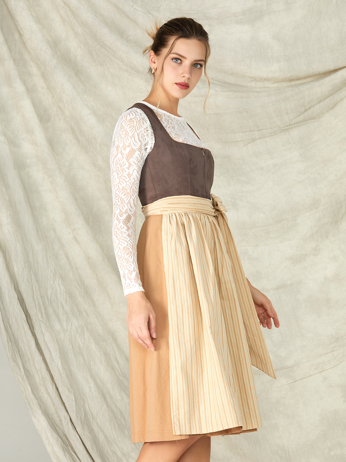 Dirndl in Rosa und Hellblau