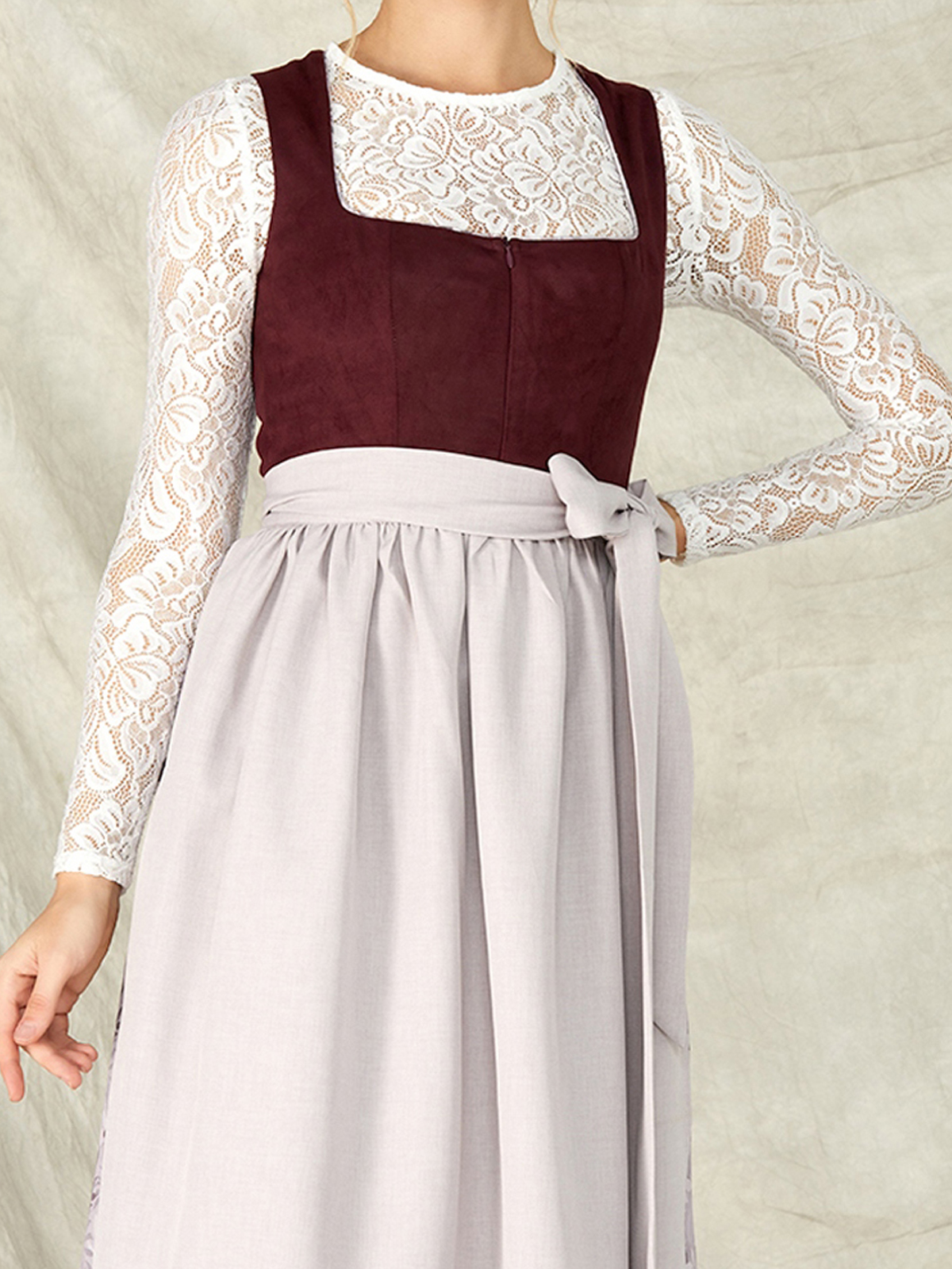 Modernes Dirndl in Lila mit eleganter Silhouette