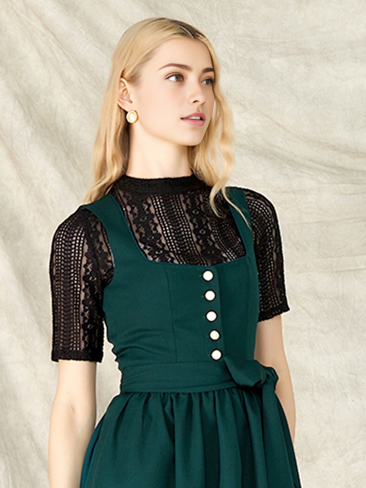 Ein grünes Dirndl mit floralen Details