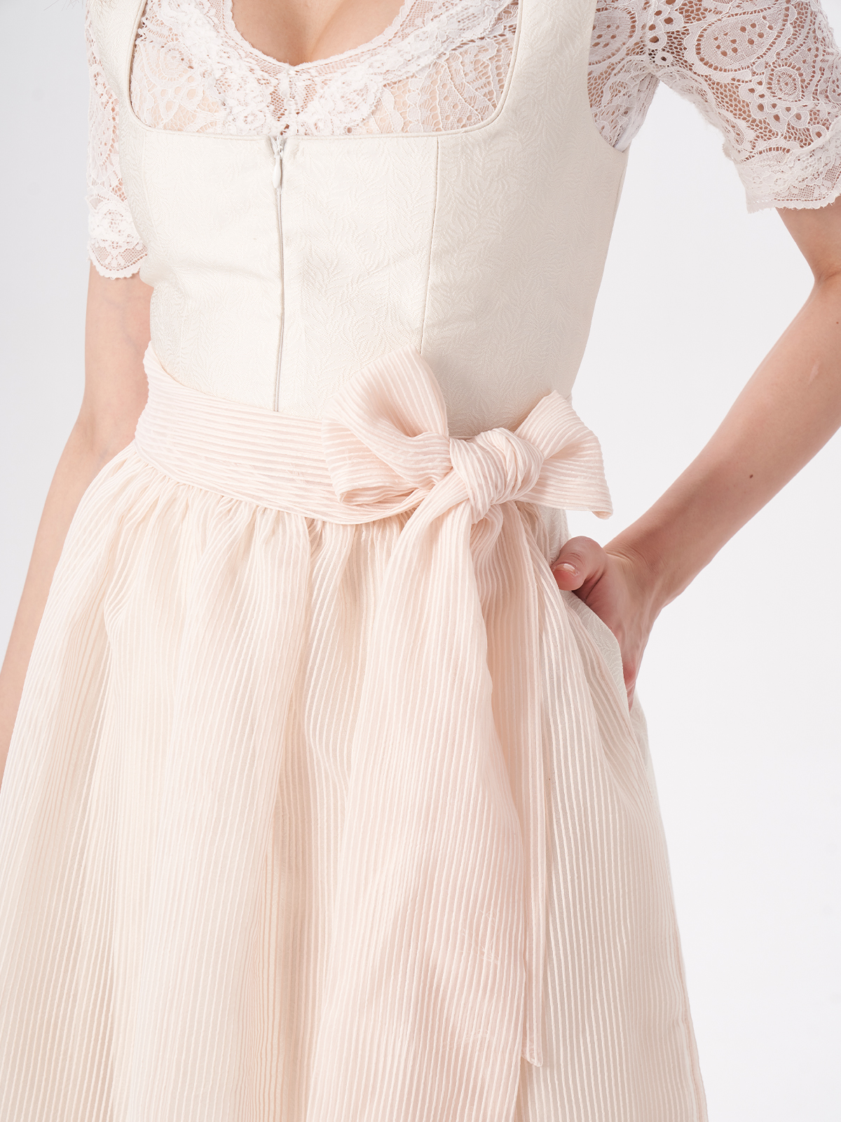Modernes Dirndl in Beige und Rosa