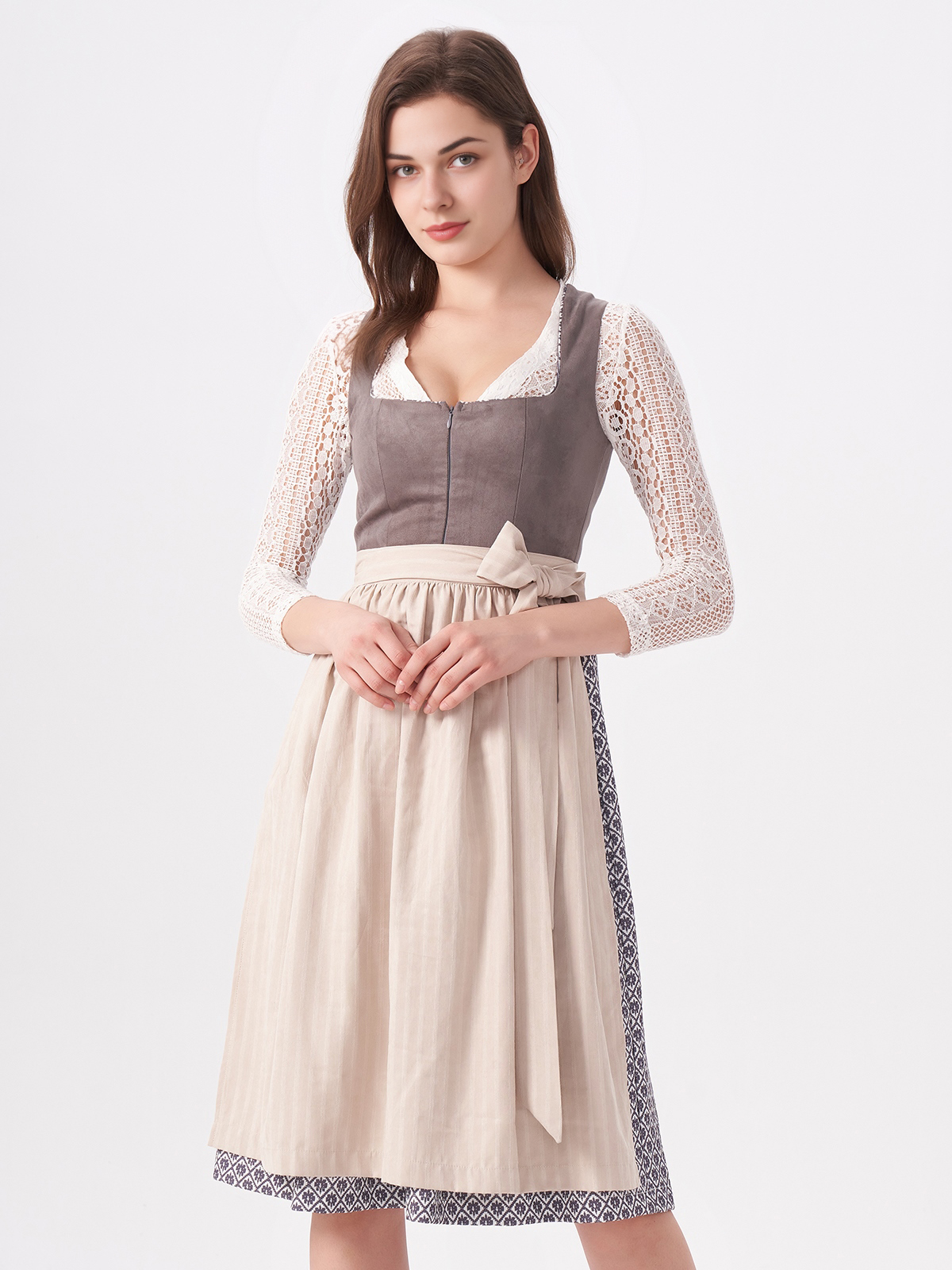 Graues Dirndl mit flachen Schuhen