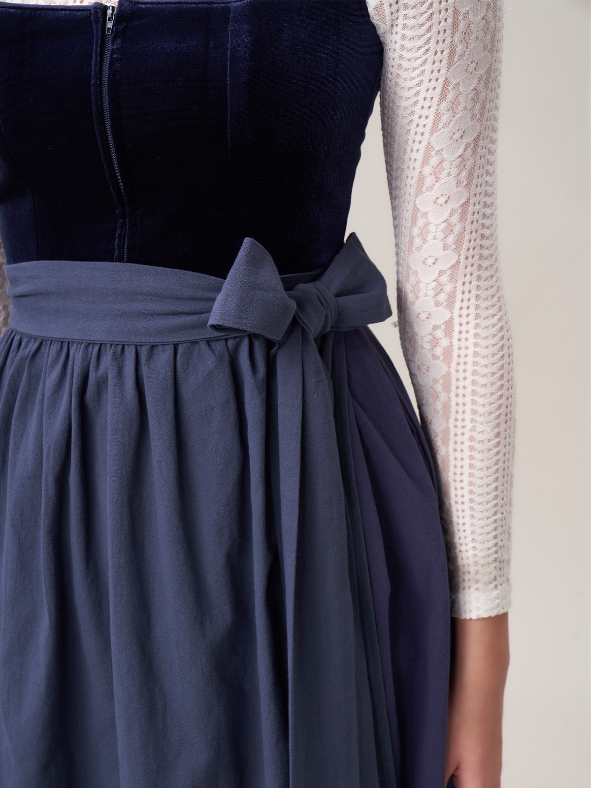 Dirndl in Blau mit traditionellem Schnitt