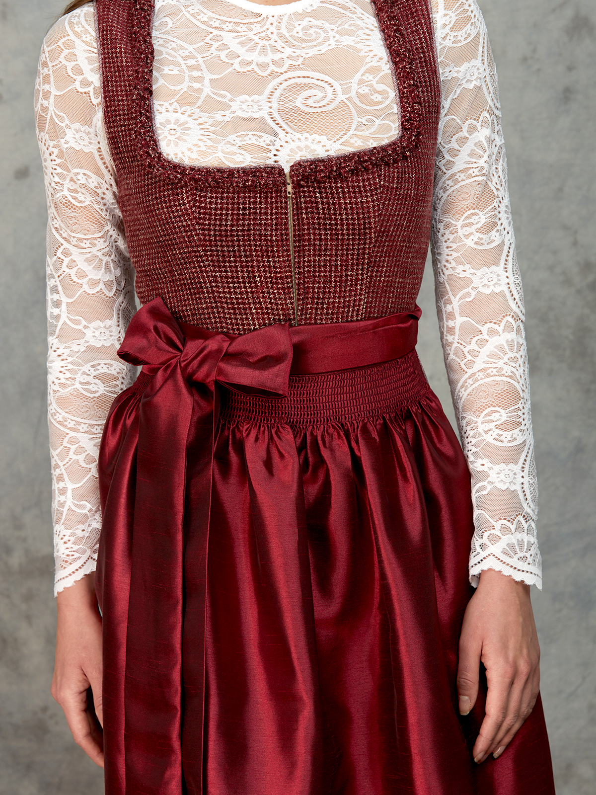 Modernes Dirndl mit Herzausschnitt in Rot