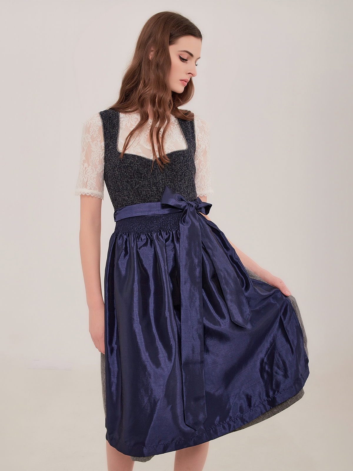 Dirndl Olive in eleganter Atmosphäre