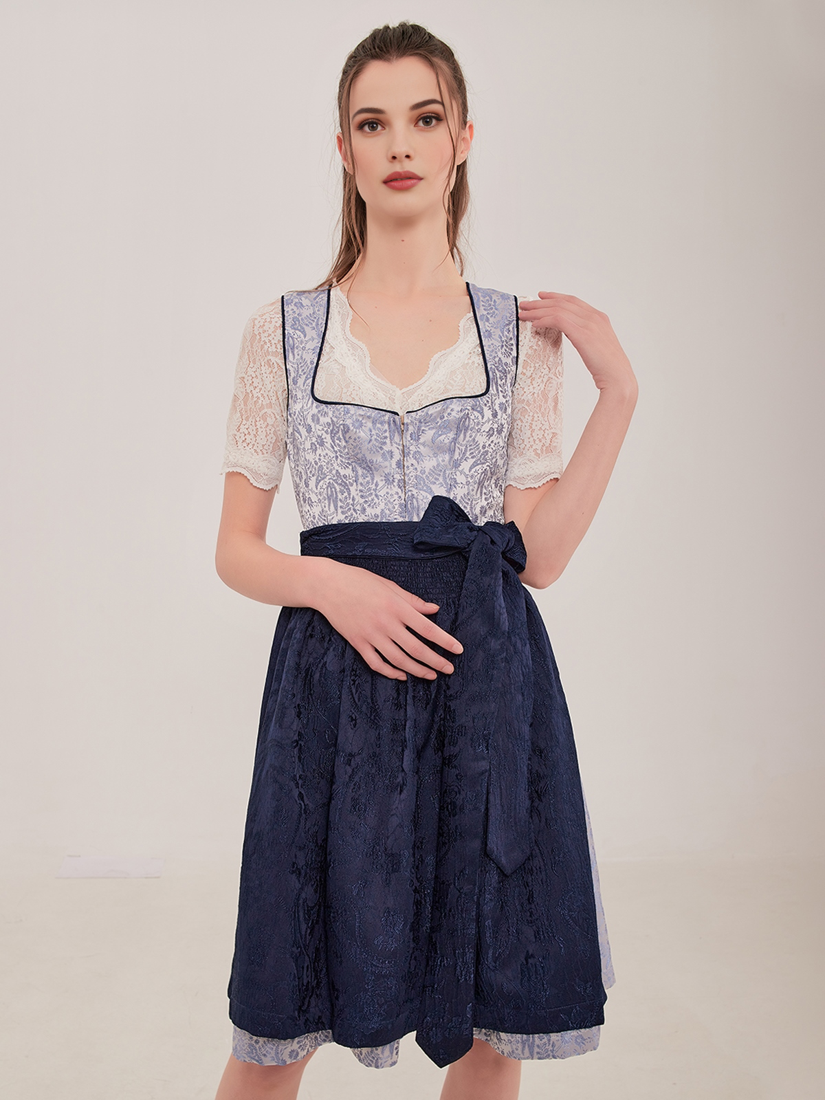 Dirndl in dunkelgrün – ein Blickfang für jeden Anlass