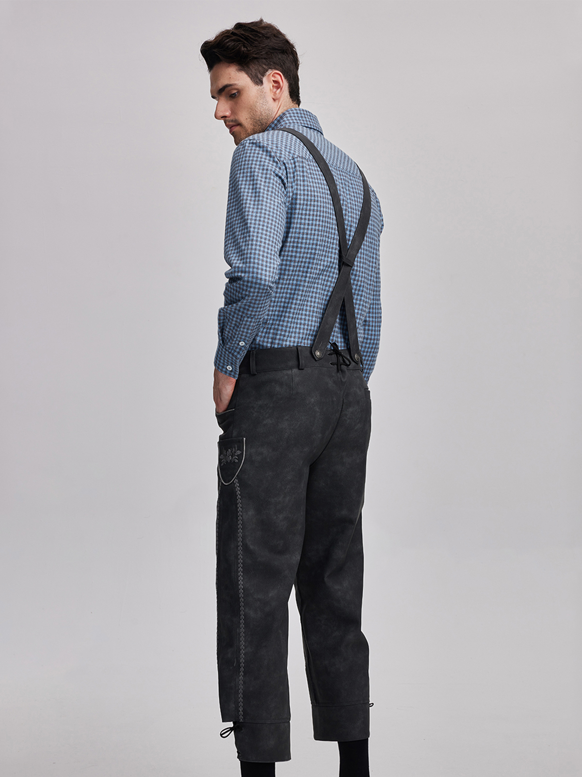 Modernes graues Dirndl mit schlanker Silhouette