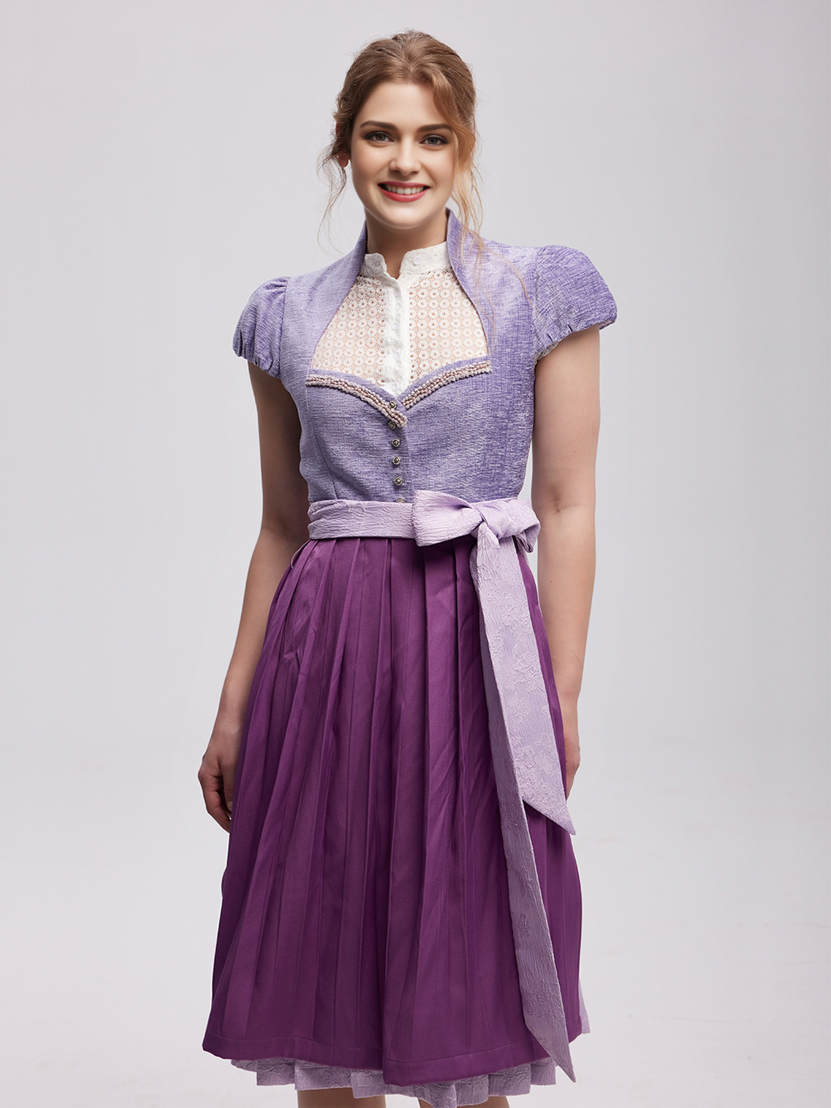 Dirndl in Lila – eine moderne Interpretation traditioneller Schnitte