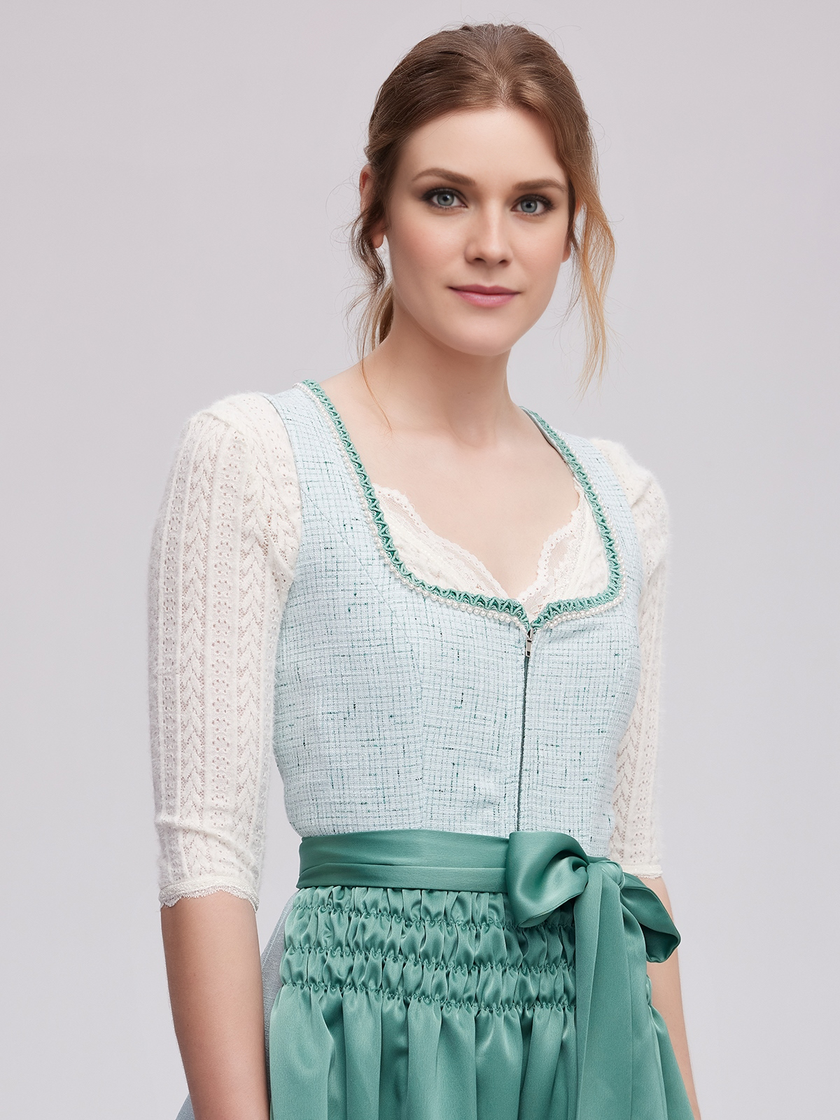 Moderne Dirndl-Kombination in Grün