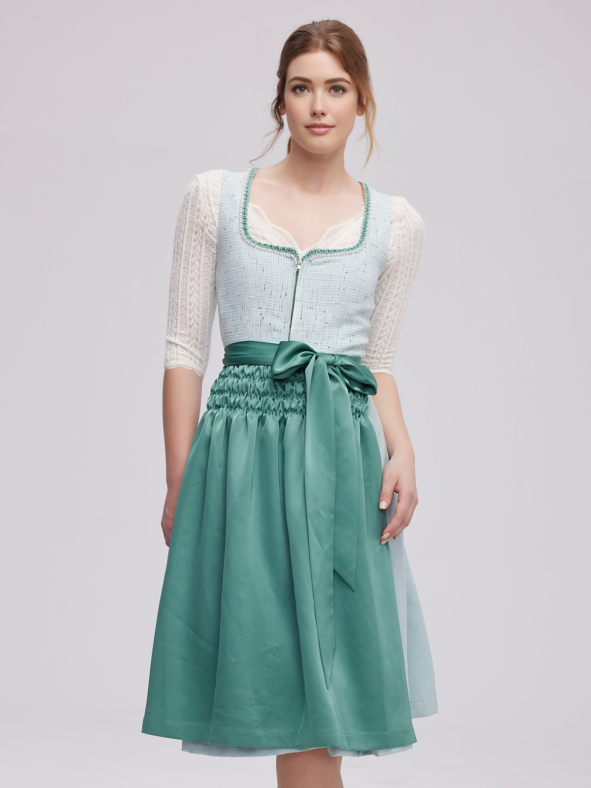 Dirndl mit grünem Mieder und weißer Bluse