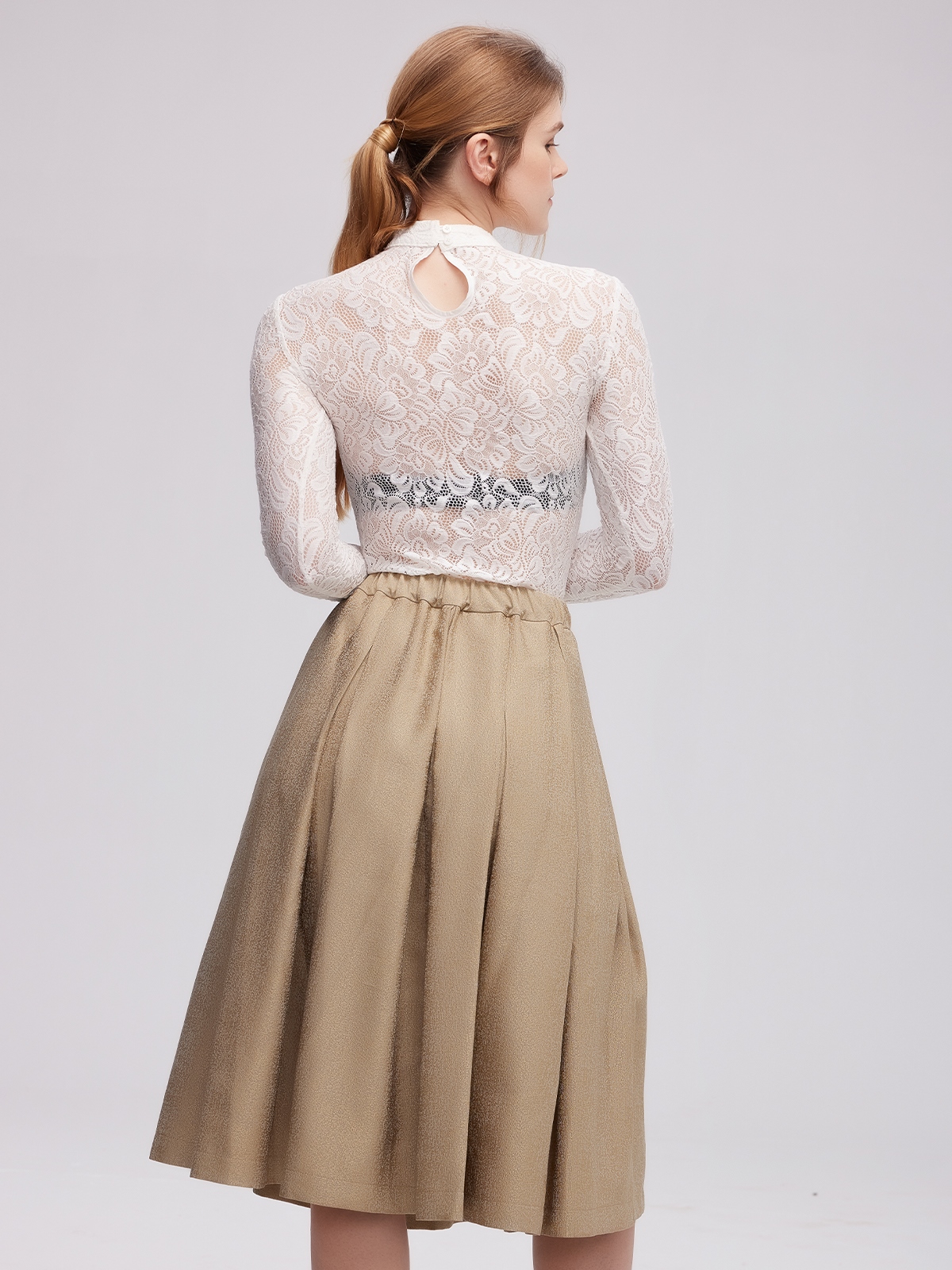 Modernes Dirndl mit weißer Bluse